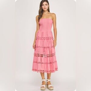 Eyelet tube strapless dress in cotton crochet lace.